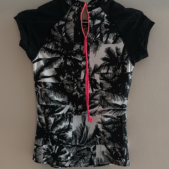 Fabletics Rash Guard Sz Small EUC - Picture 8 of 9